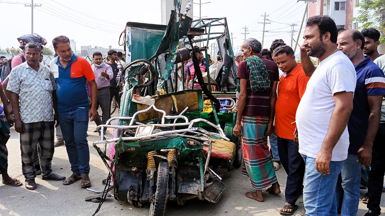 জামালপুরে কাভার্ডভ্যান-ইজিবাইক সংঘর্ষে প্রাণ গেল ৩ জনের